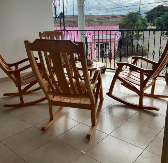 تختخواب و صبحانه La Dolce Vita Francophone