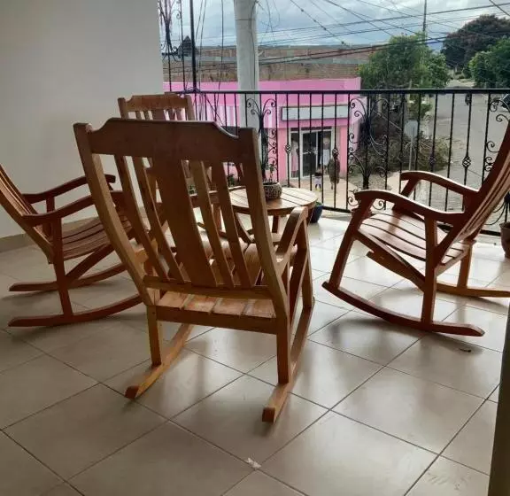 تختخواب و صبحانه La Dolce Vita Francophone