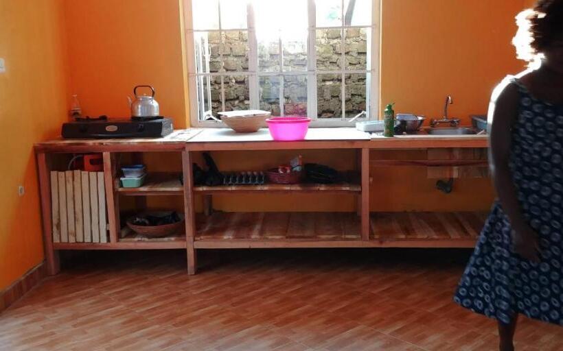 تختخواب و صبحانه Wild West Guest House