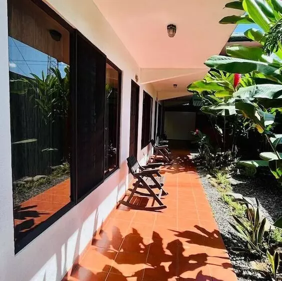 Kapselihotelli Hostal Nuevo Arenal Downtown, Private Rooms With Bathroom