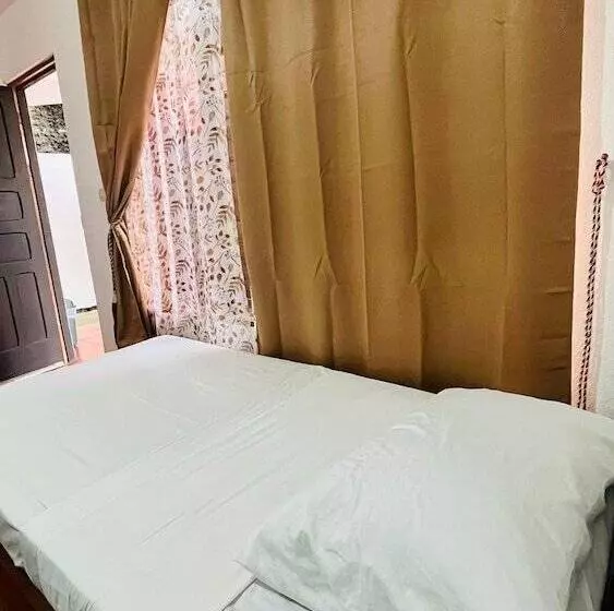 Kapselihotelli Hostal Nuevo Arenal Downtown, Private Rooms With Bathroom