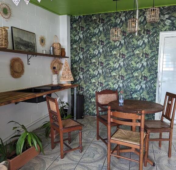 هتل Gite Urbain Mafate Café