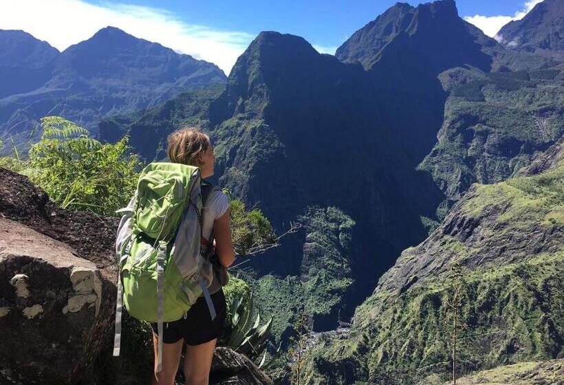 هتل Gite Urbain Mafate Café