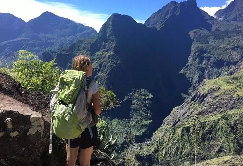 هتل Gite Urbain Mafate Café