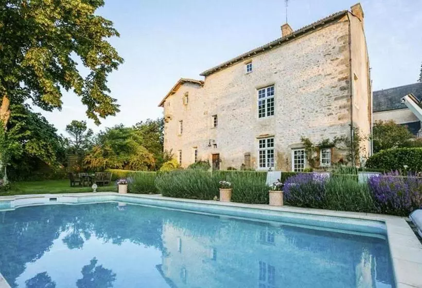 Aamiaismajoitus (B&B) 14th Century Priory In Pressigny