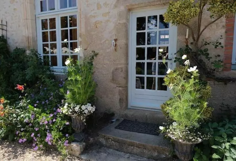 Aamiaismajoitus (B&B) 14th Century Priory In Pressigny