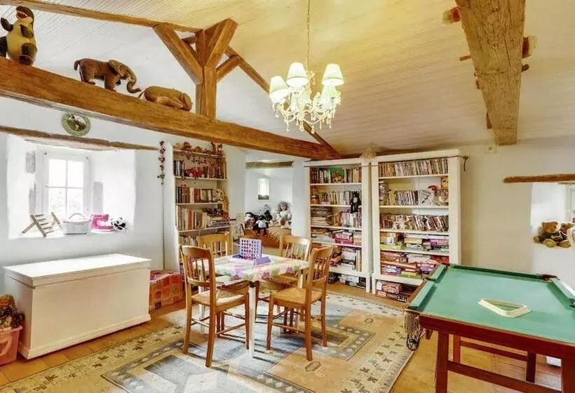 Aamiaismajoitus (B&B) 14th Century Priory In Pressigny