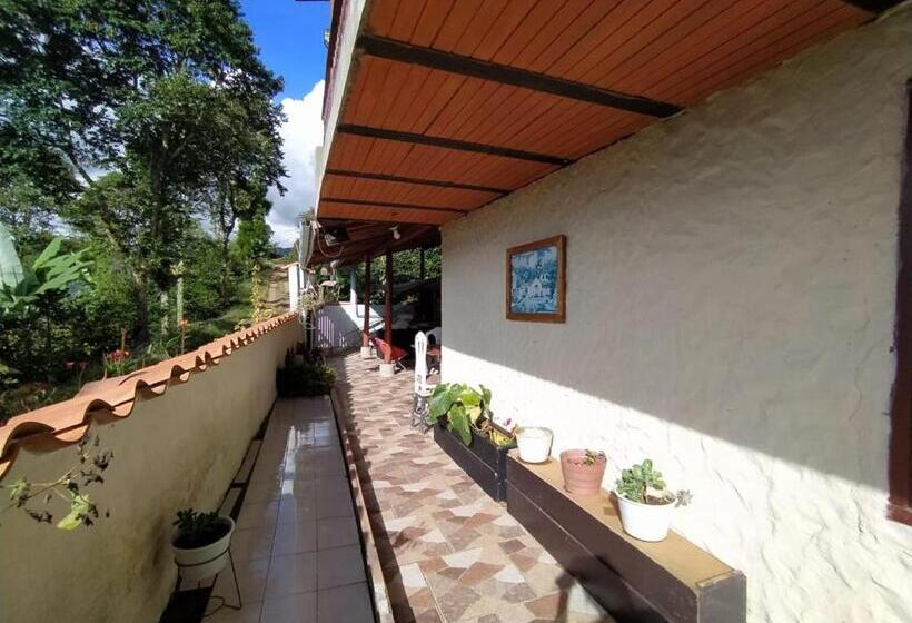 ホテル Alojamiento En Jardín Cabaña Las águilas