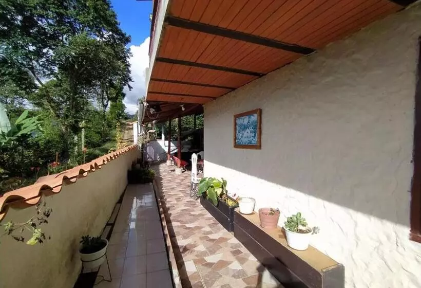 ホテル Alojamiento En Jardín Cabaña Las águilas