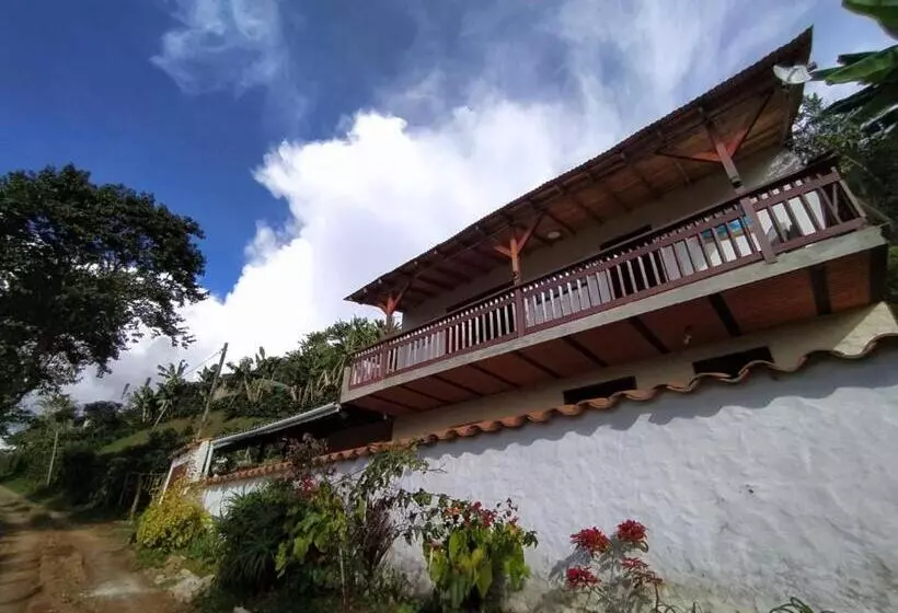 ホテル Alojamiento En Jardín Cabaña Las águilas