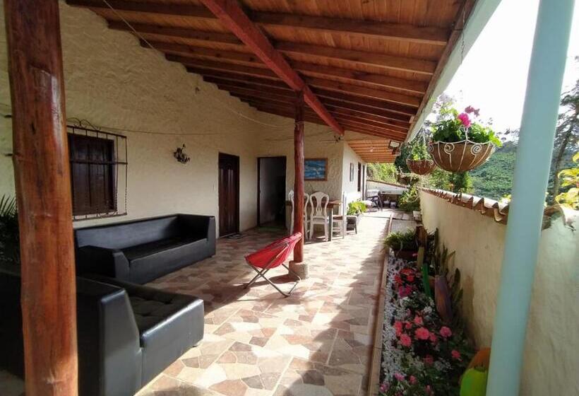 ホテル Alojamiento En Jardín Cabaña Las águilas