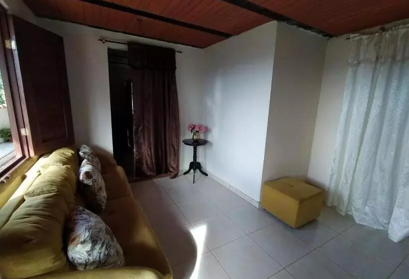 ホテル Alojamiento En Jardín Cabaña Las águilas