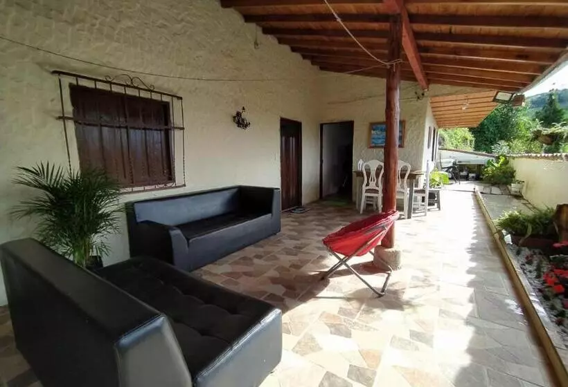 ホテル Alojamiento En Jardín Cabaña Las águilas