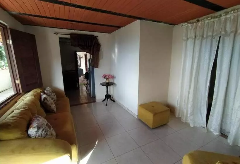 ホテル Alojamiento En Jardín Cabaña Las águilas