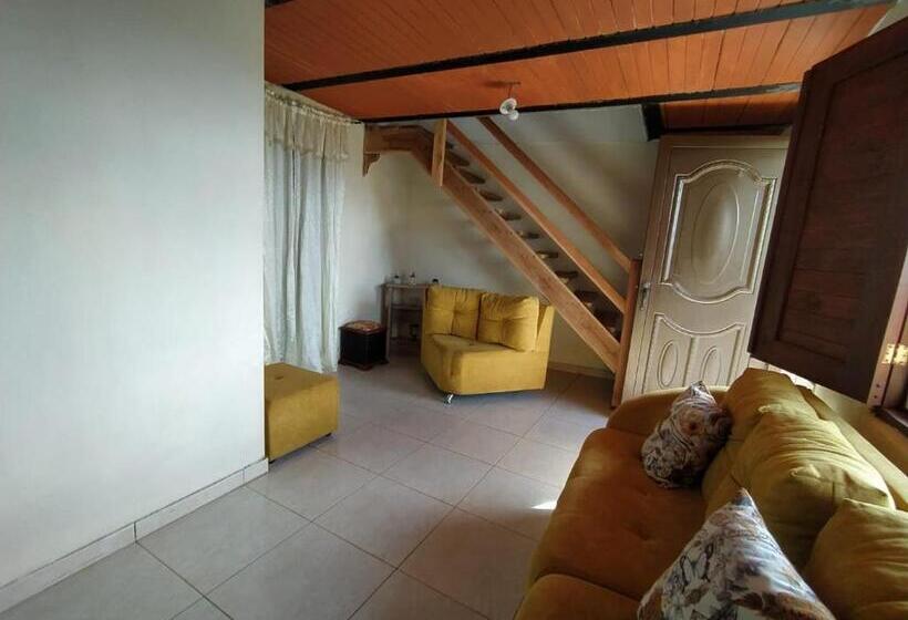 ホテル Alojamiento En Jardín Cabaña Las águilas