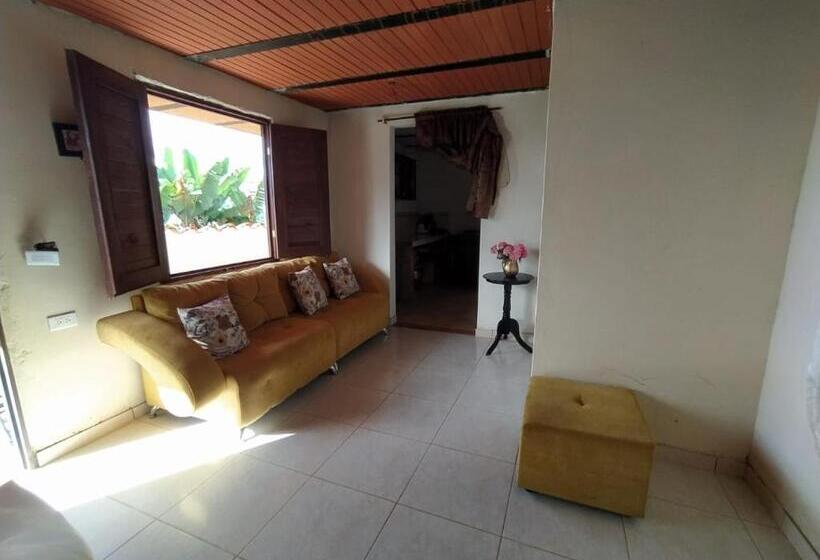 ホテル Alojamiento En Jardín Cabaña Las águilas