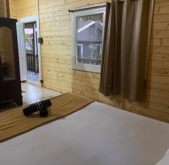 בית מלון כפרי Peles Windsong Wooden Cottages