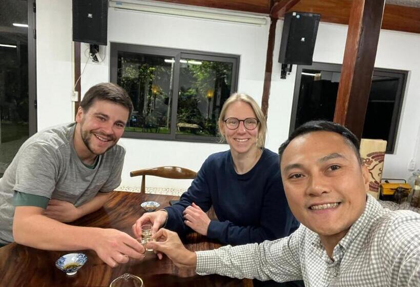 تختخواب و صبحانه Lake House