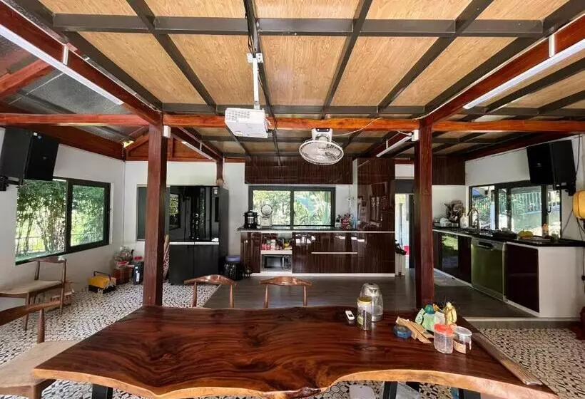 تختخواب و صبحانه Lake House