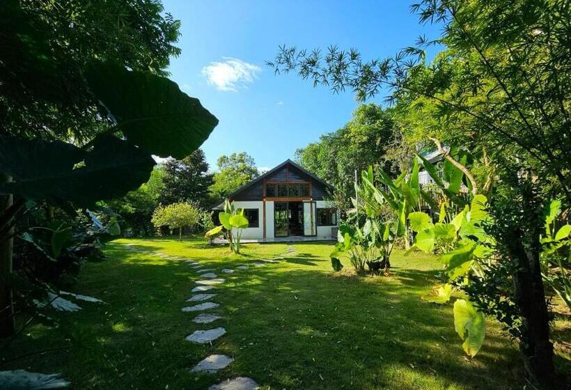 تختخواب و صبحانه Lake House