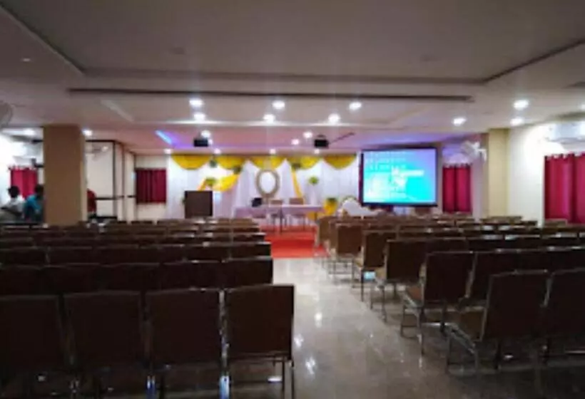 ホテル R Banquets Ac Rooms, Vikarabad