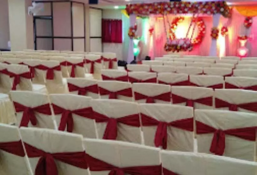ホテル R Banquets Ac Rooms, Vikarabad