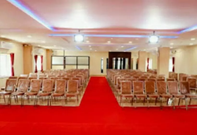 ホテル R Banquets Ac Rooms, Vikarabad