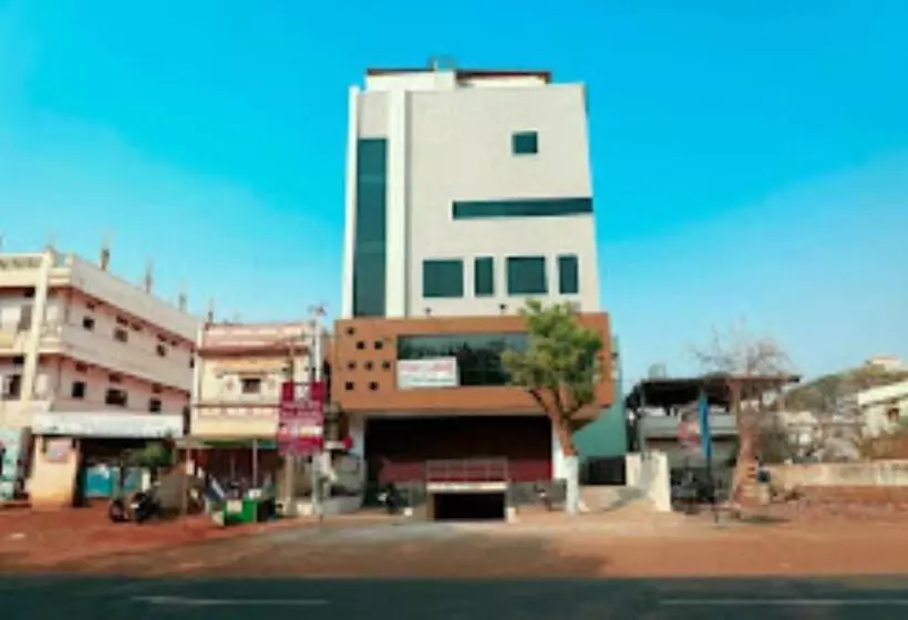 ホテル R Banquets Ac Rooms, Vikarabad