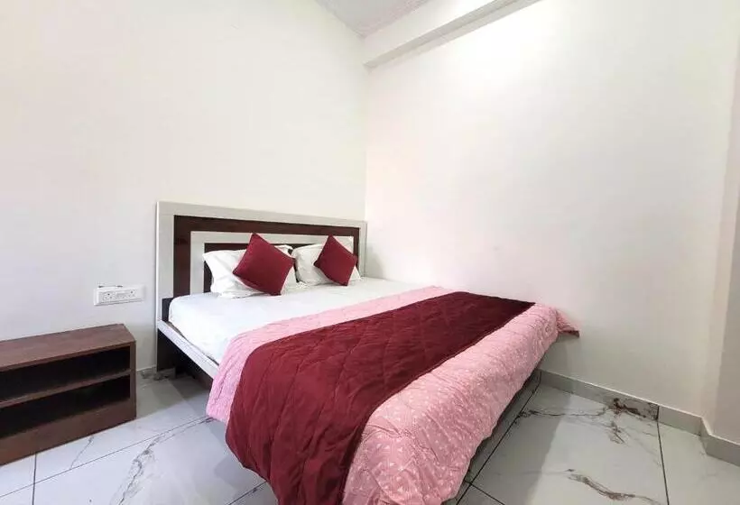 Hotelli Ram Ghat Inn  In Front Of Mandakini River