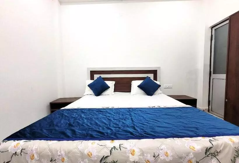 Hotelli Ram Ghat Inn  In Front Of Mandakini River