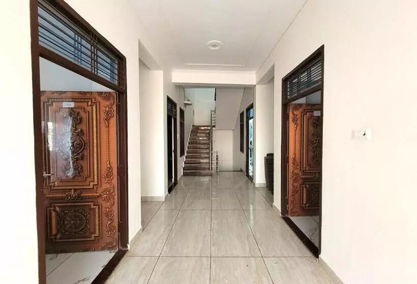 Hotelli Ram Ghat Inn  In Front Of Mandakini River