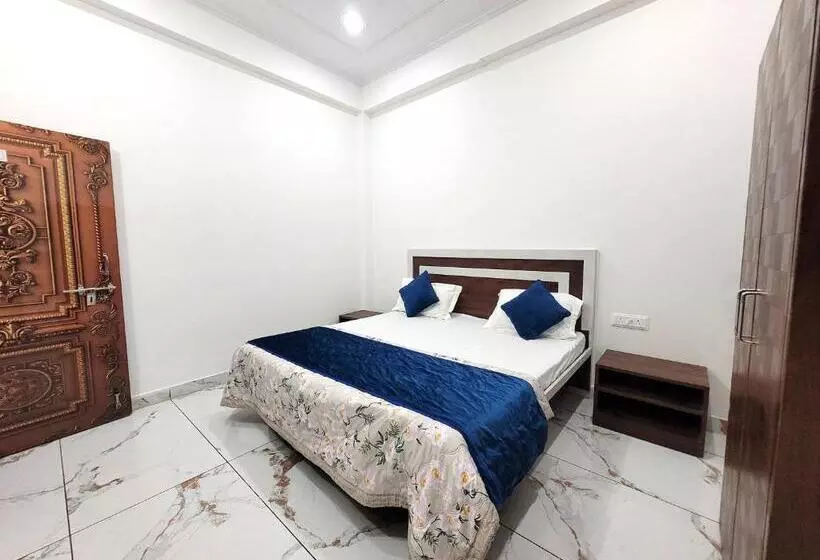 Hotelli Ram Ghat Inn  In Front Of Mandakini River