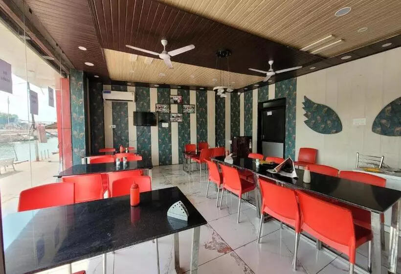 Hotelli Ram Ghat Inn  In Front Of Mandakini River