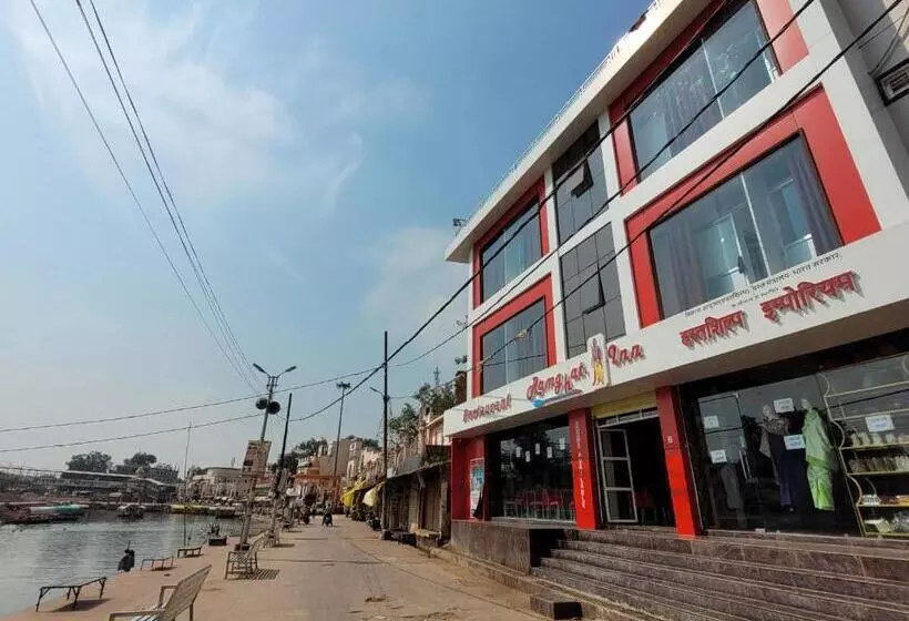 Hotelli Ram Ghat Inn  In Front Of Mandakini River