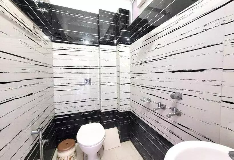 Hotelli Ram Ghat Inn  In Front Of Mandakini River