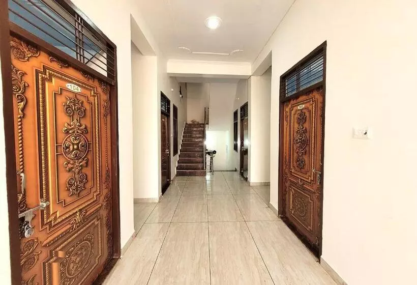 Hotelli Ram Ghat Inn  In Front Of Mandakini River