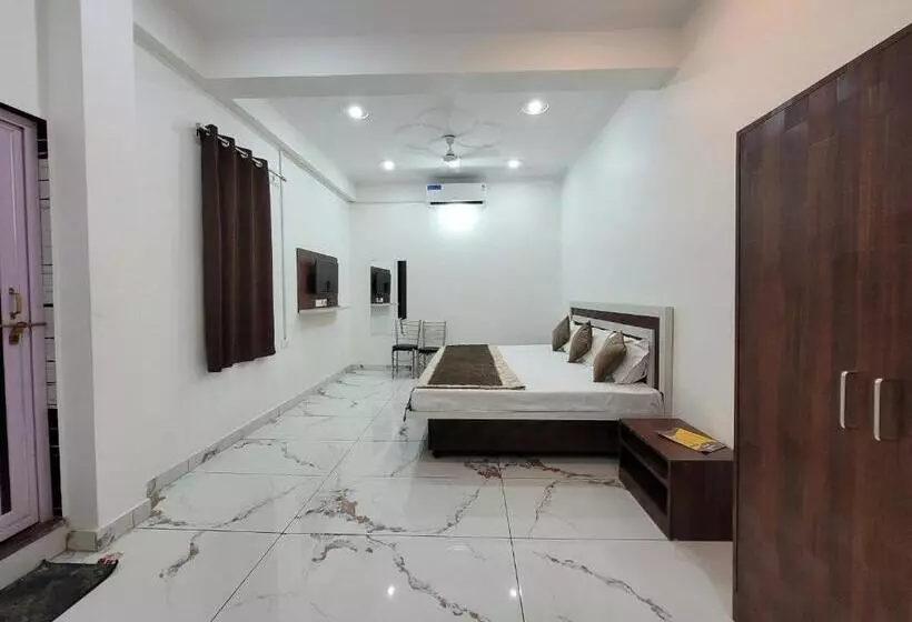 Hotelli Ram Ghat Inn  In Front Of Mandakini River