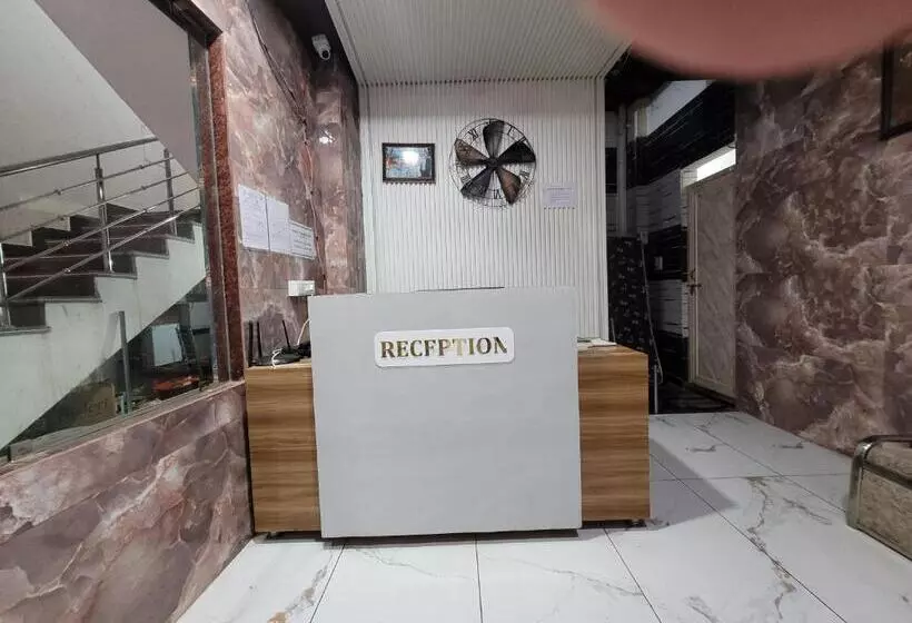 Hotelli Ram Ghat Inn  In Front Of Mandakini River