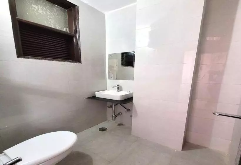 Hotelli Ram Ghat Inn  In Front Of Mandakini River