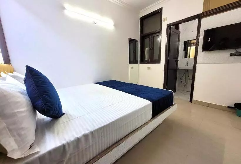 Hotelli Ram Ghat Inn  In Front Of Mandakini River