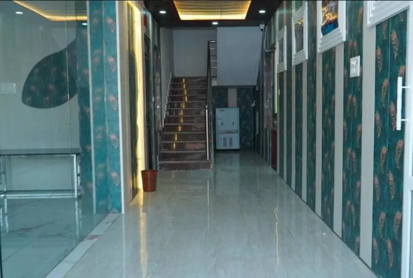 Hotelli Ram Ghat Inn  In Front Of Mandakini River