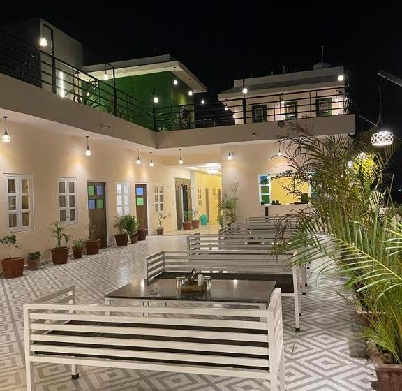 בית מלון כפרי Skyza Rooftop Lodge