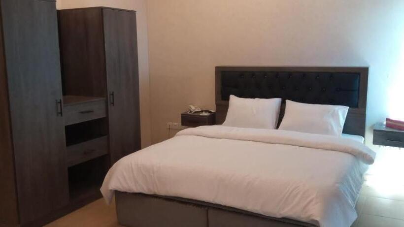 فندق ومنتجع لارين بلازا