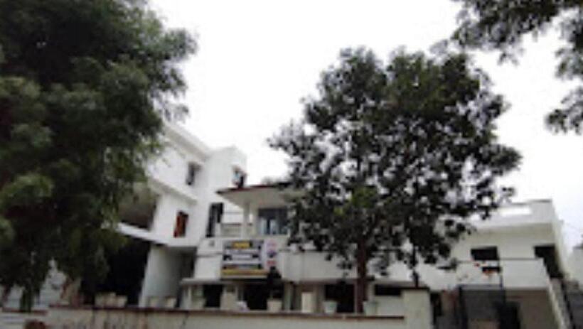 호텔 Black And White Restaurant Garden, Pali