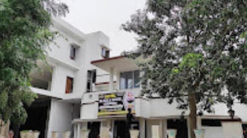 호텔 Black And White Restaurant Garden, Pali