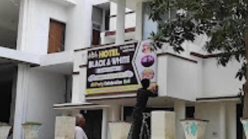 호텔 Black And White Restaurant Garden, Pali