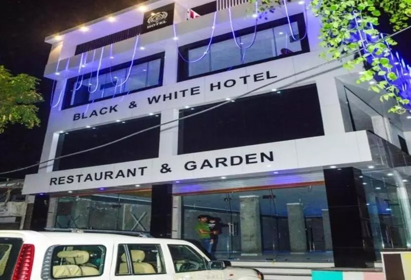 Hotelli Black And White Restaurant Garden, Pali