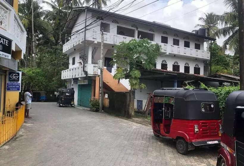 پانسیون Boomerang Una With Free Scooter Bike