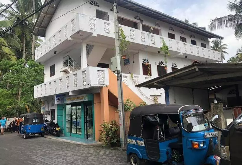 پانسیون Boomerang Una With Free Scooter Bike