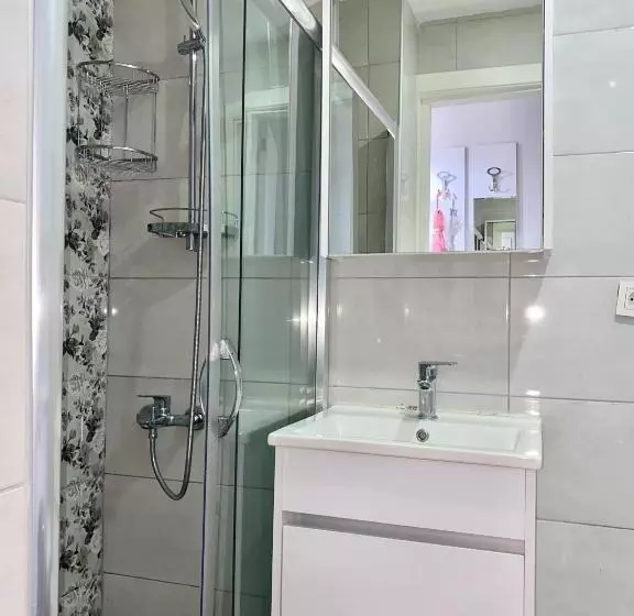 Flat In The Middle Of İsti̇klal